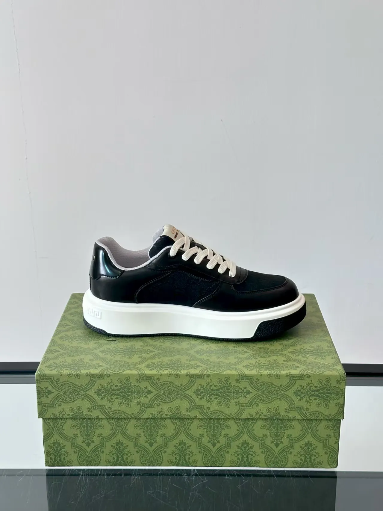 Factory price: 480💰New men's shoes GUCCI [Lightning] latest shoes shipped. Original quality, fashionable, special materials, sheepskin lining, new packaging. The foot feels super comfortable and the workmanship is impeccable. Size: 38-44, customized 45